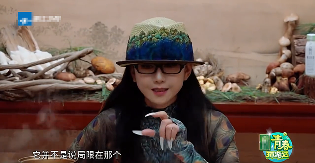 63岁杨丽萍回家吃饭，留长指甲半天夹不起一粒米，一年花18万护理（组图） - 16