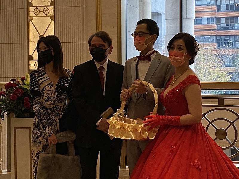 外交部发言人欧江安（右1）婚宴后与宾客合影。 记者张加／摄影