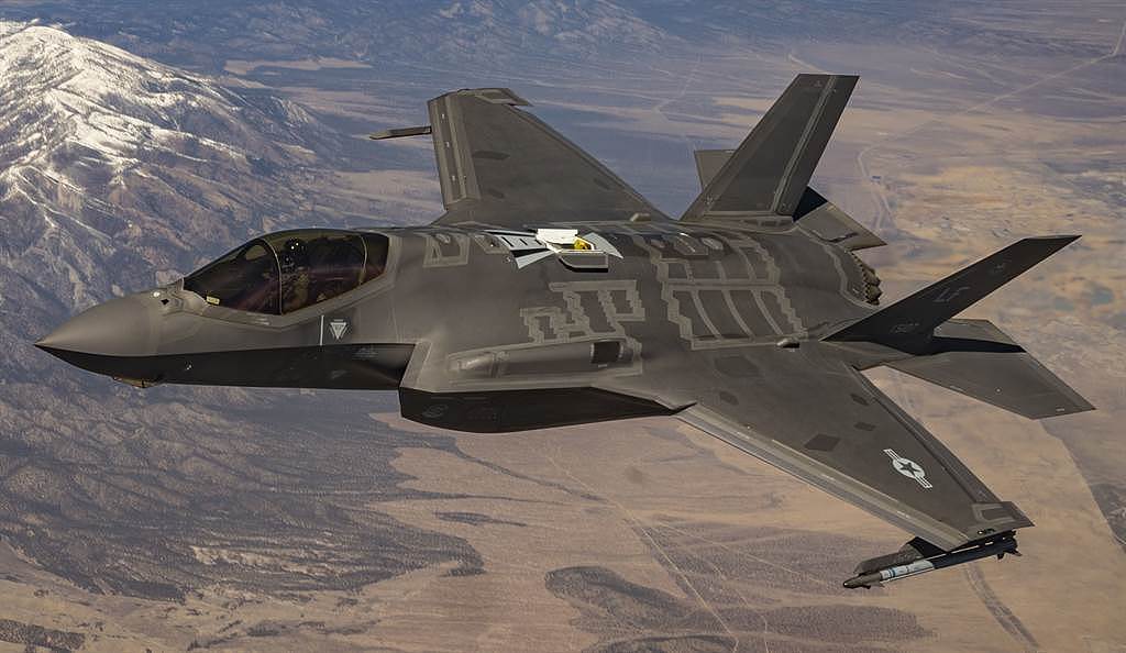 1架F35-A战机飞越内华达测试与训练靶场（Nevada Test and Training Range）上空的画面。 （美国空军）