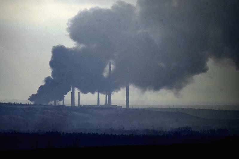 乌克兰东部一家发电厂在「持续炮击」中起火，现场飘出阵阵浓烟。 美联社