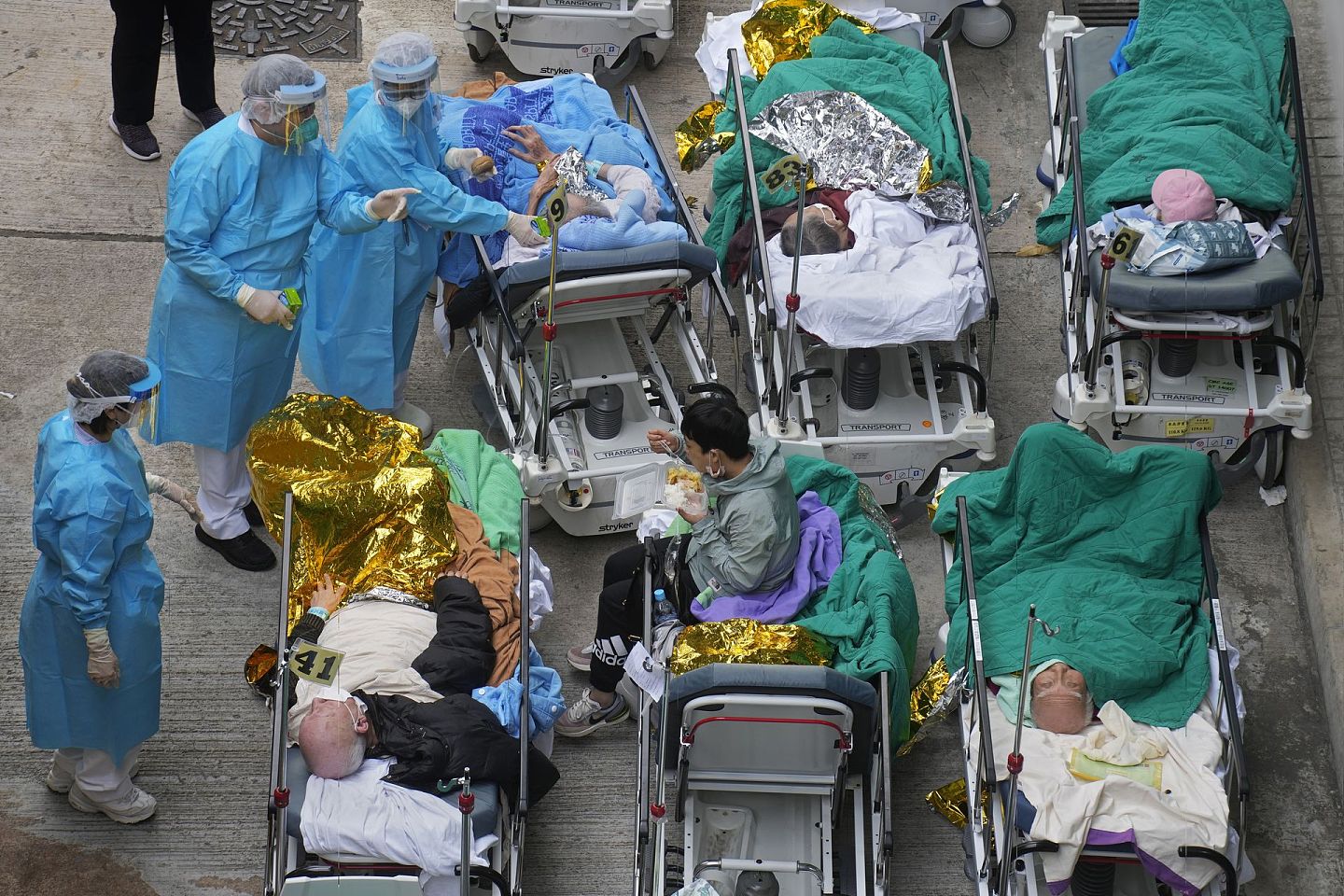 香港正在经历迄今为止最严重的疫情，很多人确诊后无法及时入院治疗，只能在院外等候。（AP）