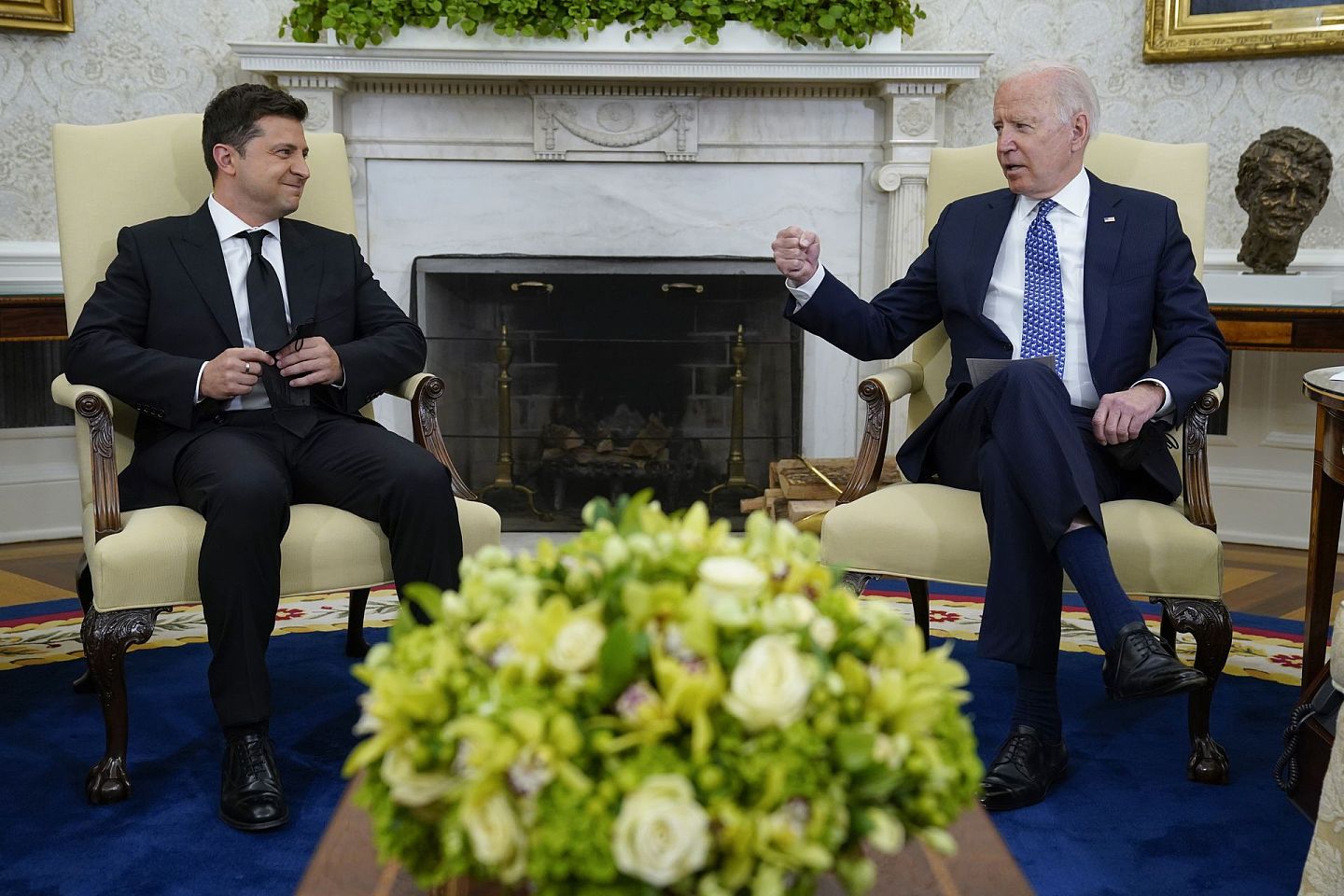 2021年9月1日，美国总统乔·拜登在华盛顿白宫椭圆形办公室会见了乌克兰总统弗拉基米尔·泽连斯基。(美联社)