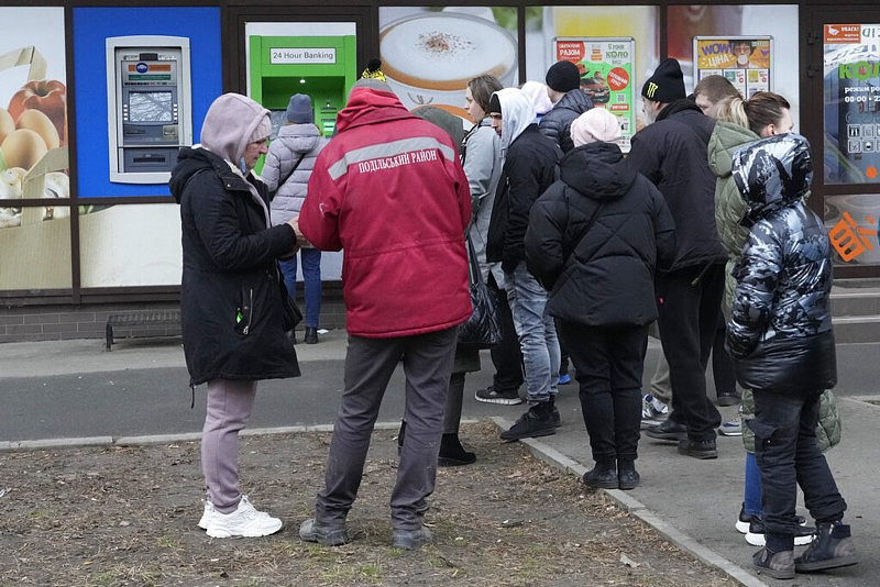 乌克兰首都居民陷入恐慌，抢购食物与必需品，基辅西逃车流出现（组图） - 6