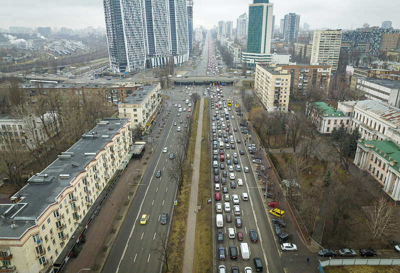 乌克兰首都居民陷入恐慌，抢购食物与必需品，基辅西逃车流出现（组图） - 7