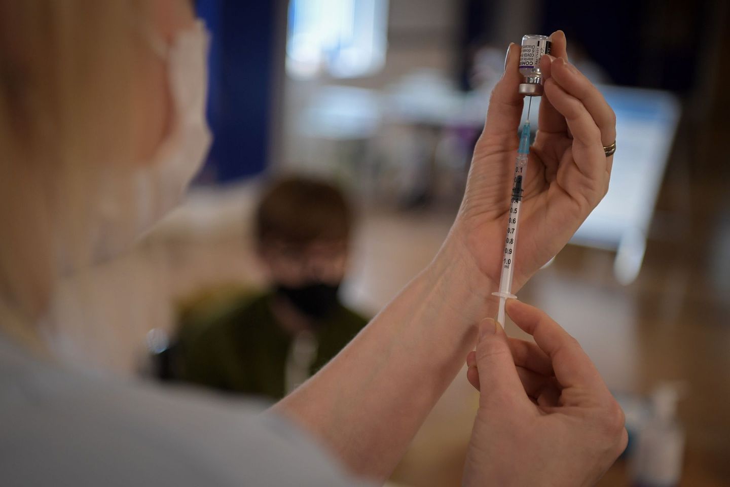 图为1月29日，英国朴茨茅夫一个球场有流动的疫苗接种中心，工作人员正准备疫苗。（Getty）