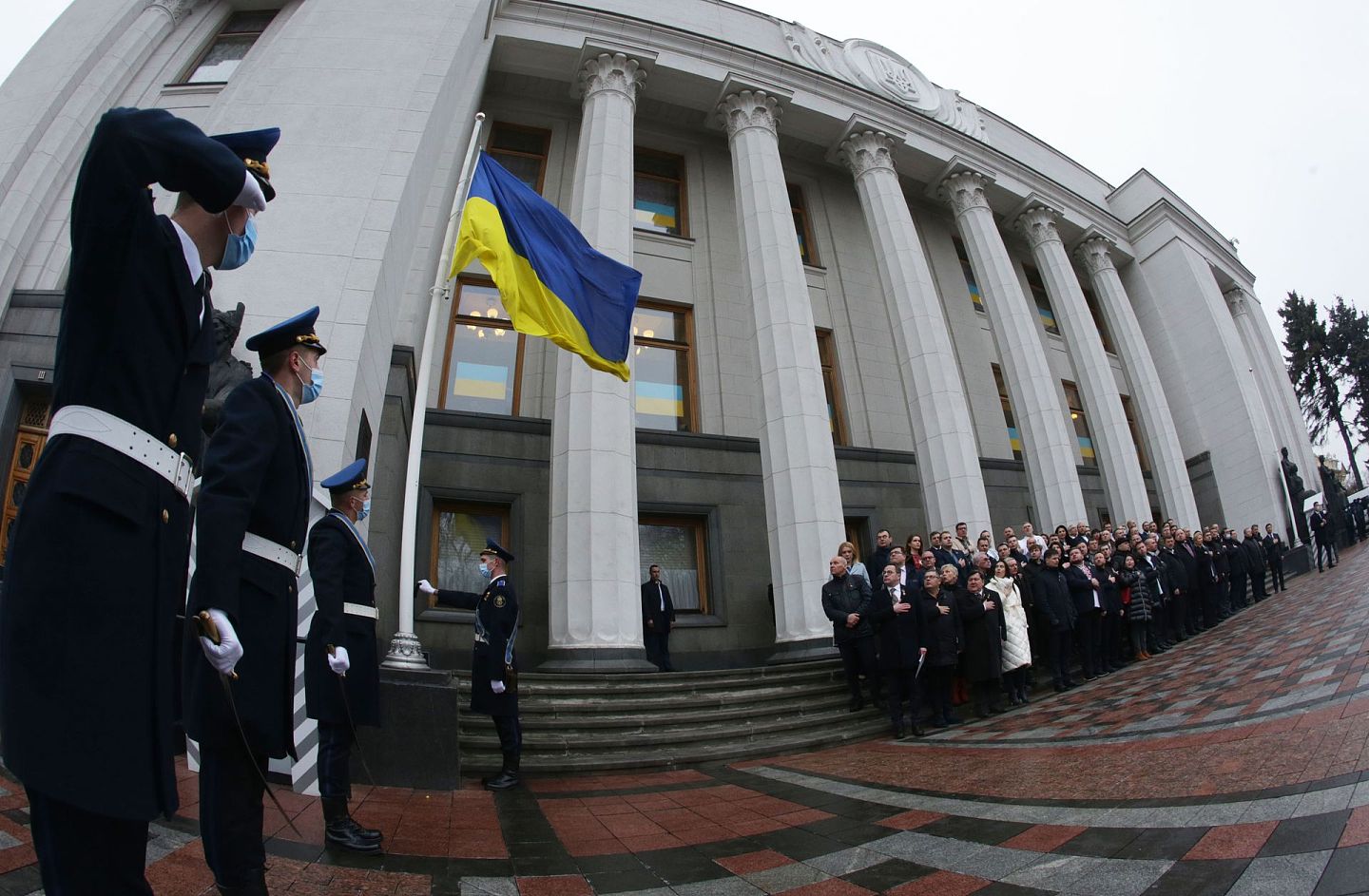 乌克兰常常因选举造成国家撕裂，图为2022年2月16日乌克兰庆祝首个团结日，在乌克兰首都基辅，议员们在最高拉达（议会）门前的宪法广场参加团结日庆祝活动。（新华社）