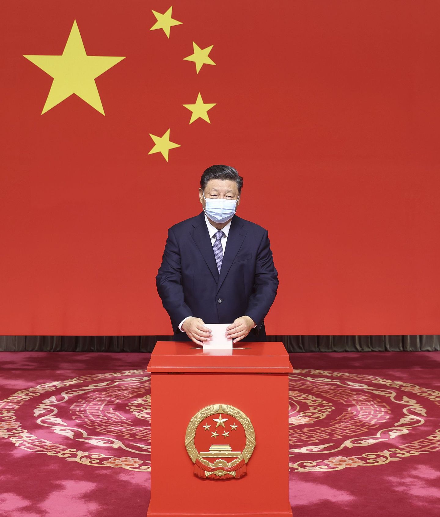 2021年11月5日，习近平在北京市西城区中南海选区怀仁堂投票站参加区人大代表选举投票。（新华社）