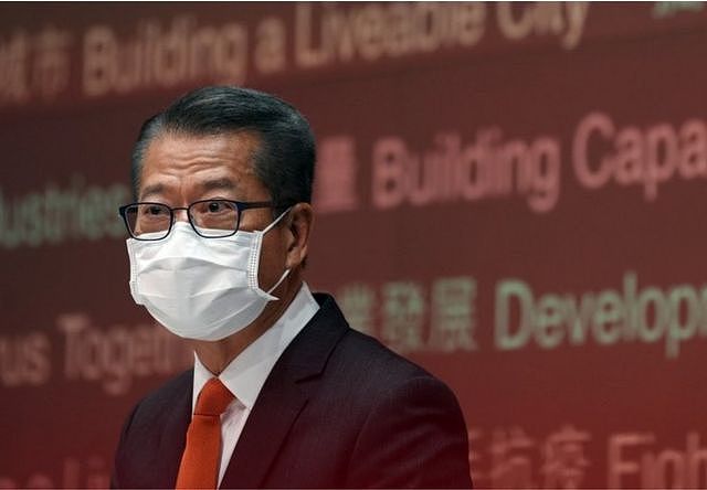 2022年2月23日，香港财政司司长陈茂波出席年度预算新闻发布会。REUTERS/Lam Yik/Pool