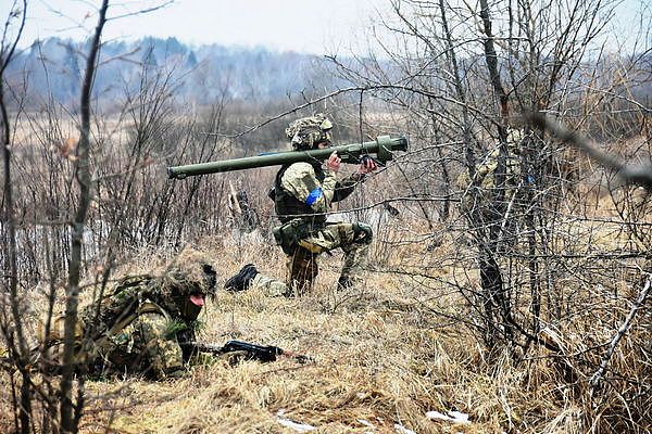 ▲▼乌克兰军队进行演练。 （图／路透）