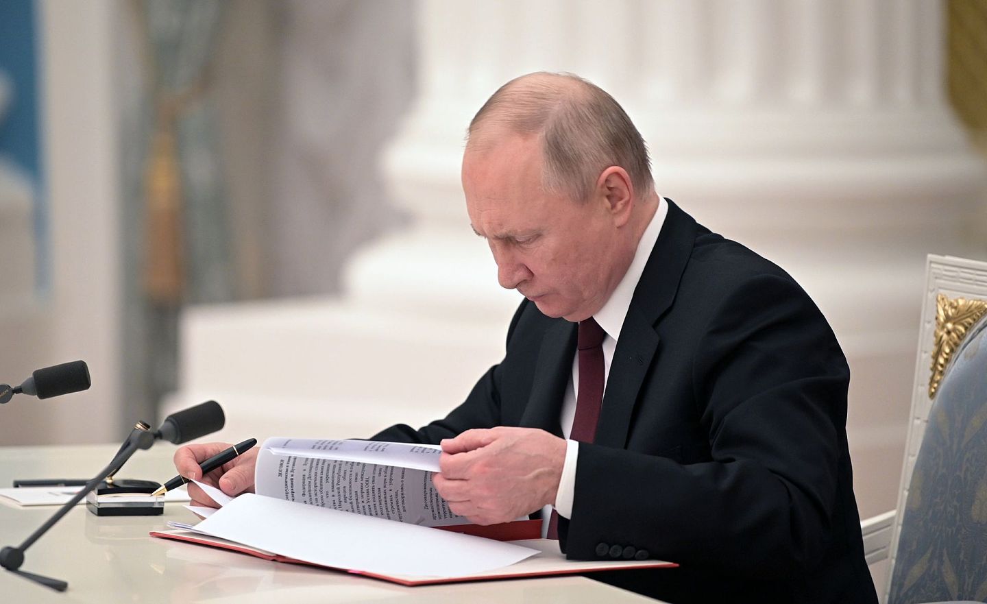 2022年2月21日，俄罗斯总统普京在莫斯科克里姆林宫签署了一份文件，承认乌克兰东部顿涅茨克和卢甘斯克两地为独立国家。（AP）