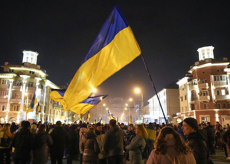 乌克兰民众22日走上街头示威，抗议俄罗斯出兵乌东。 美联社