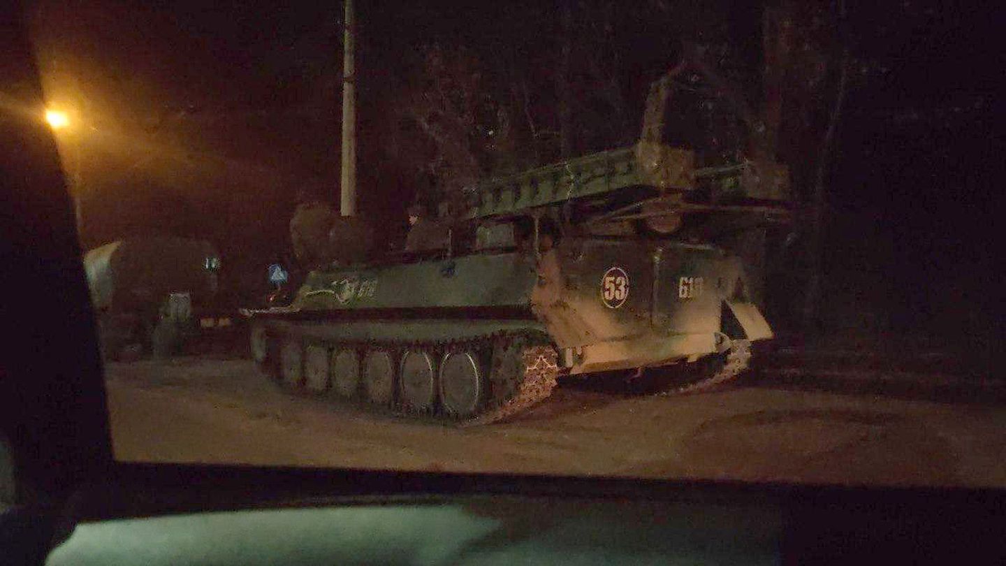 2022年2月24日，俄罗斯军用坦克和装甲车在乌克兰顿涅茨克行进。（Getty）