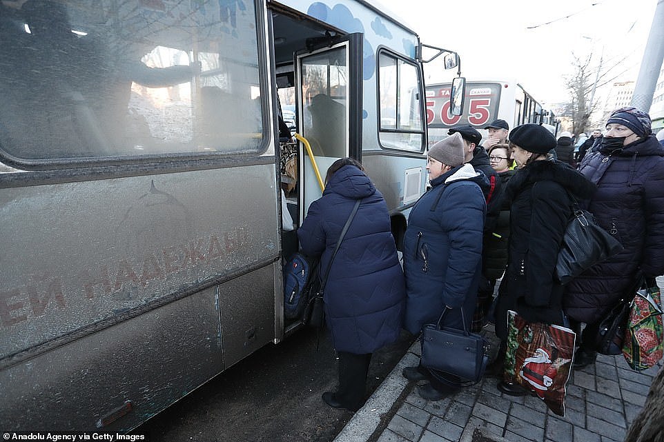 70万顿涅茨克居民逃往俄罗斯：过境便是不归路（组图） - 9