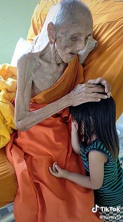 ▲▼泰国一名老人，一度被外界盛传是高龄163岁的僧侣。（图／翻摄自TikTok@auyary13）