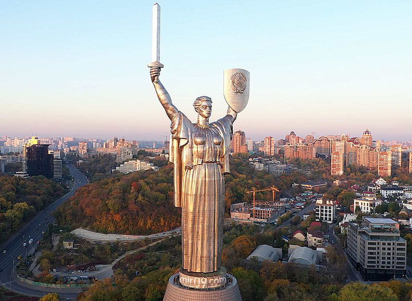 “祖国之母”是位于乌克兰首都基辅的巨型雕像。（维基百科）