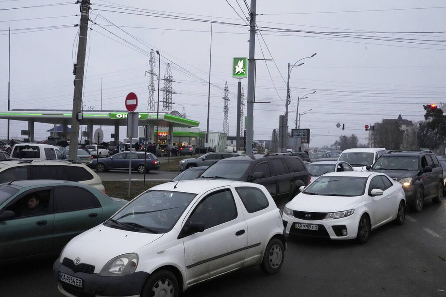 2月24日，大量私家車在烏克蘭首都基輔的加油站外排隊，這些人準備將汽車加滿油，然後逃離首都。（AP）