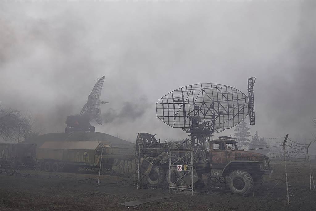 俄罗斯2月24日攻打乌克兰马里乌波尔（Mariupol）的防空基地后，现场冒出阵阵浓烟。 （美联社）