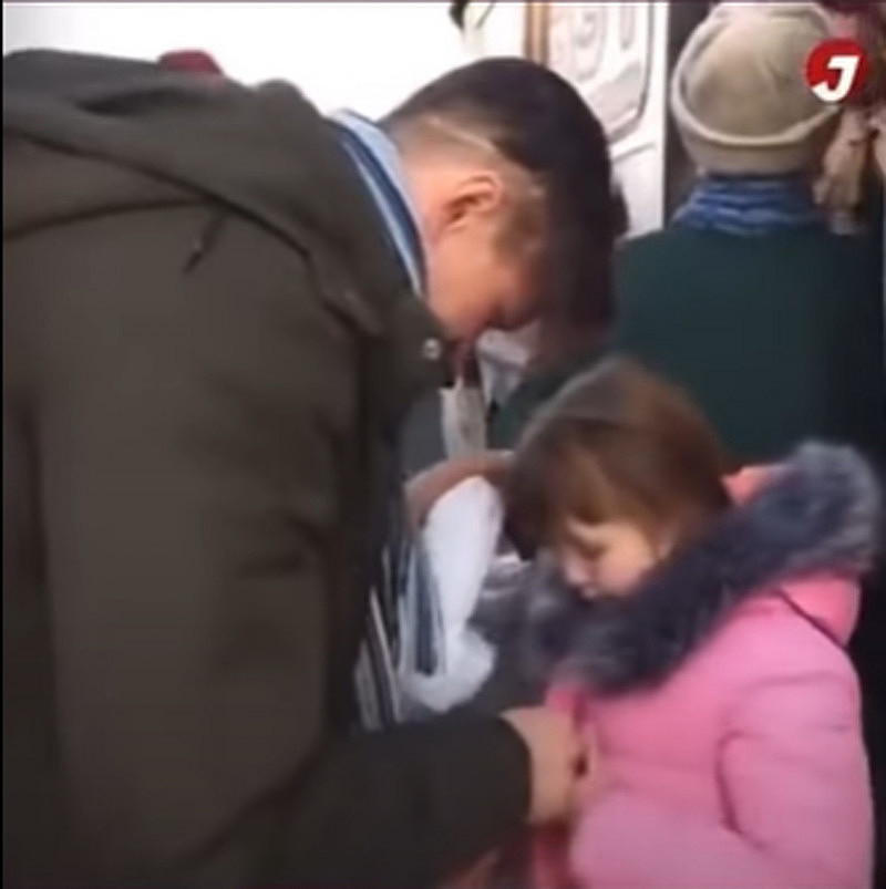 乌克兰爸爸泪别女儿，孤身留下作战，视频惹哭网民（视频/组图） - 3