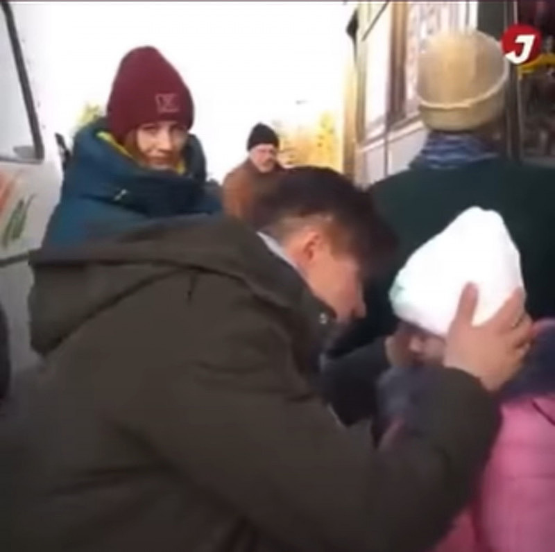 乌克兰爸爸泪别女儿，孤身留下作战，视频惹哭网民（视频/组图） - 4
