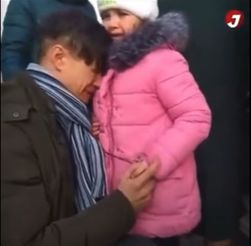 乌克兰爸爸泪别女儿，孤身留下作战，视频惹哭网民（视频/组图） - 6