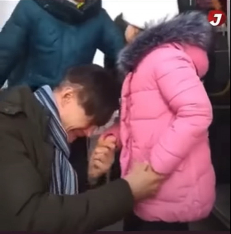 乌克兰爸爸泪别女儿，孤身留下作战，视频惹哭网民（视频/组图） - 7