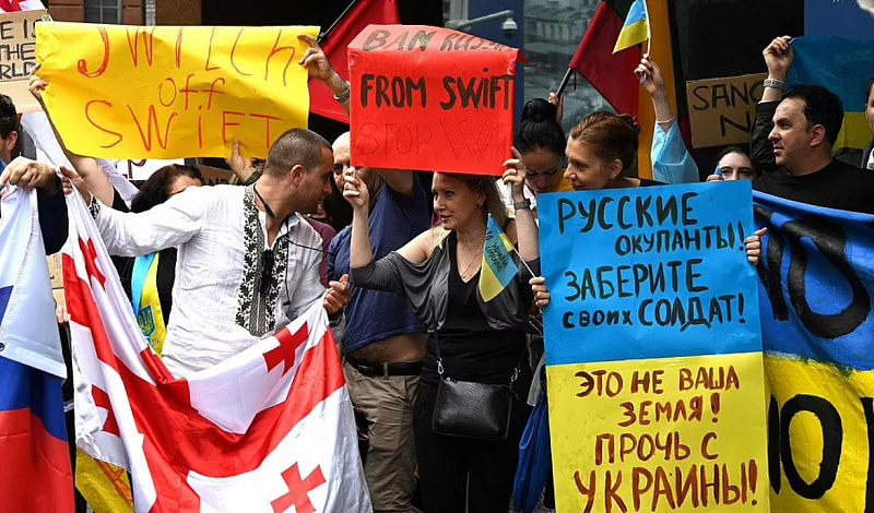 数百人走上悉尼街头，抗议俄罗斯进攻乌克兰！有人当场落泪（组图） - 2