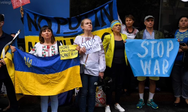 数百人走上悉尼街头，抗议俄罗斯进攻乌克兰！有人当场落泪