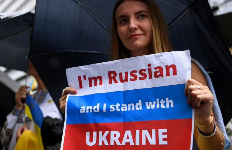 数百人走上悉尼街头，抗议俄罗斯进攻乌克兰！有人当场落泪