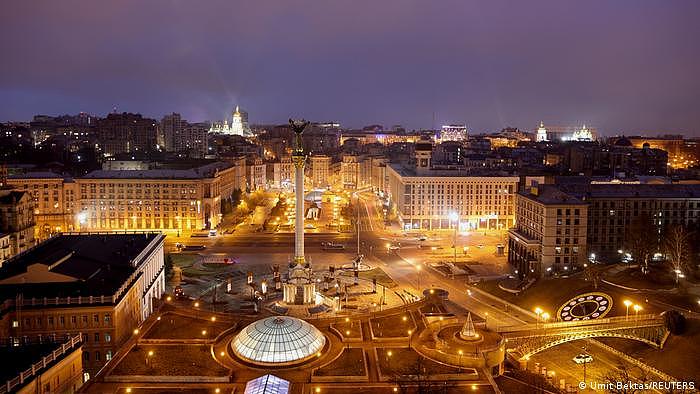Ukraine Kiew | Nachtaufnahme Innenstadt nach Ankündigung Militäroperation