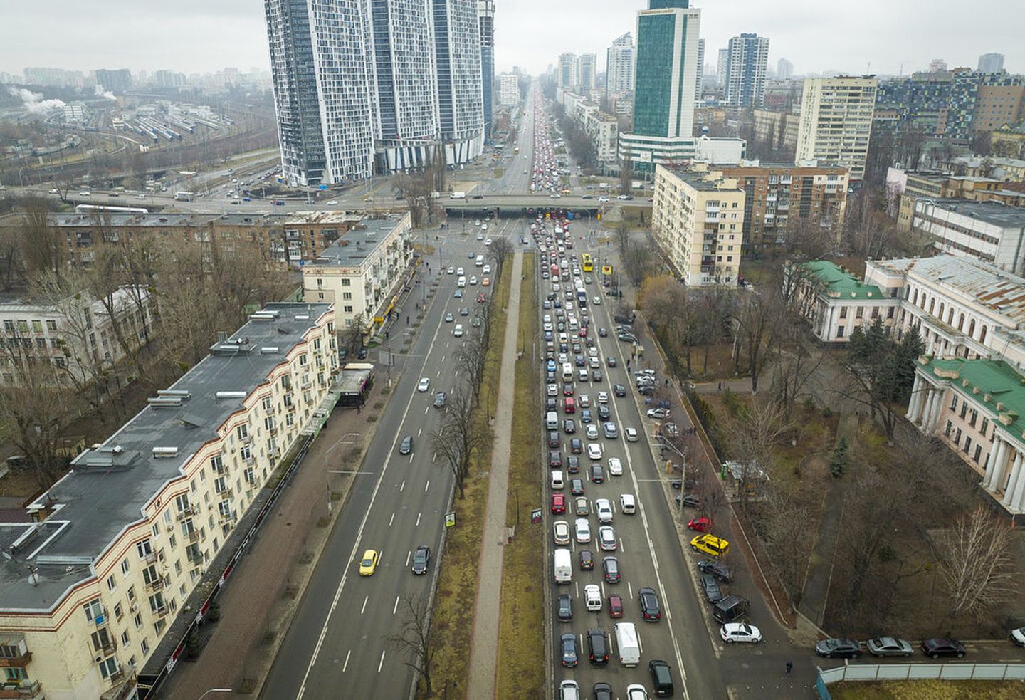 2月24日，民众逃离乌克兰基辅的情形。（AP）