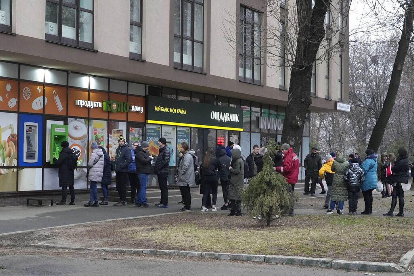 2月24日，基辅民众在自动柜员机前排队取钱。（AP）