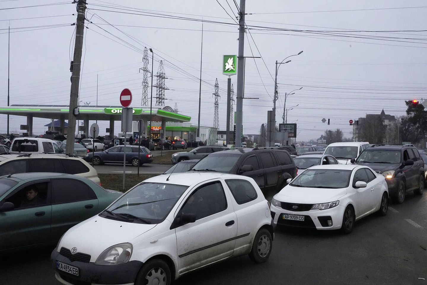 2月24日，大量私家车在乌克兰首都基辅的加油站外排队，这些人准备将汽车加满油，然后逃离首都。（AP）