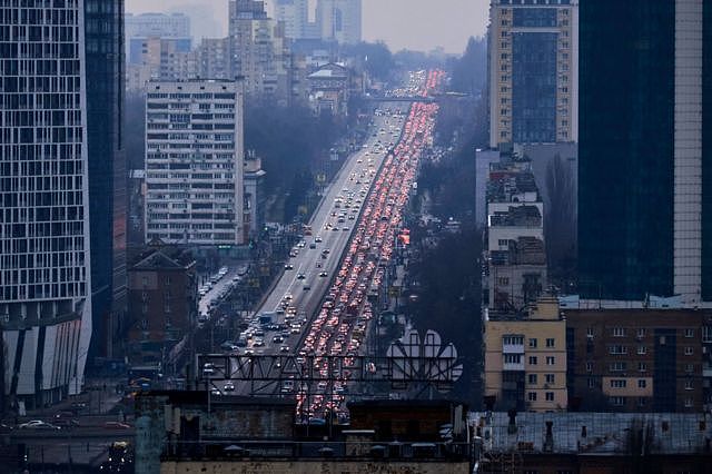 基辅市民惊惶出逃，路上严重拥堵
