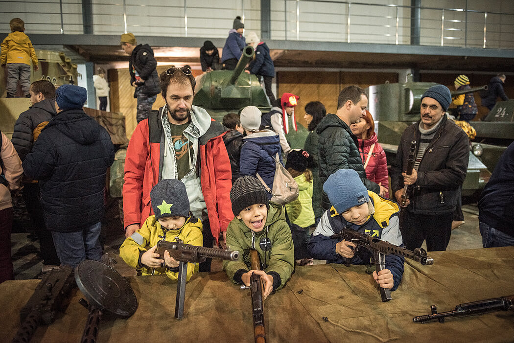 周三，在涅德维戈夫卡举行的俄罗斯建军节庆祝活动中，孩子们在玩“二战”期间的武器。