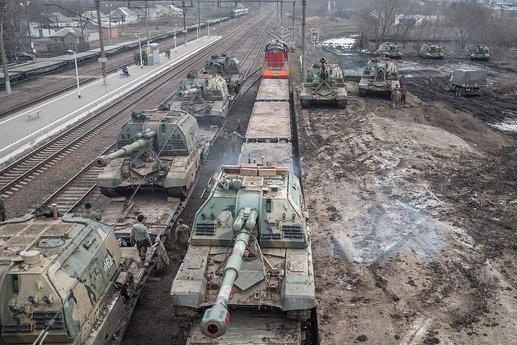 周二，俄罗斯塔甘罗格附近，俄罗斯自行榴弹炮被装上火车车厢。