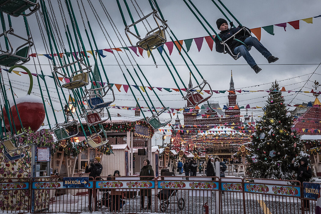 本月早些时候，莫斯科人在冬季节日上玩空中飞椅。