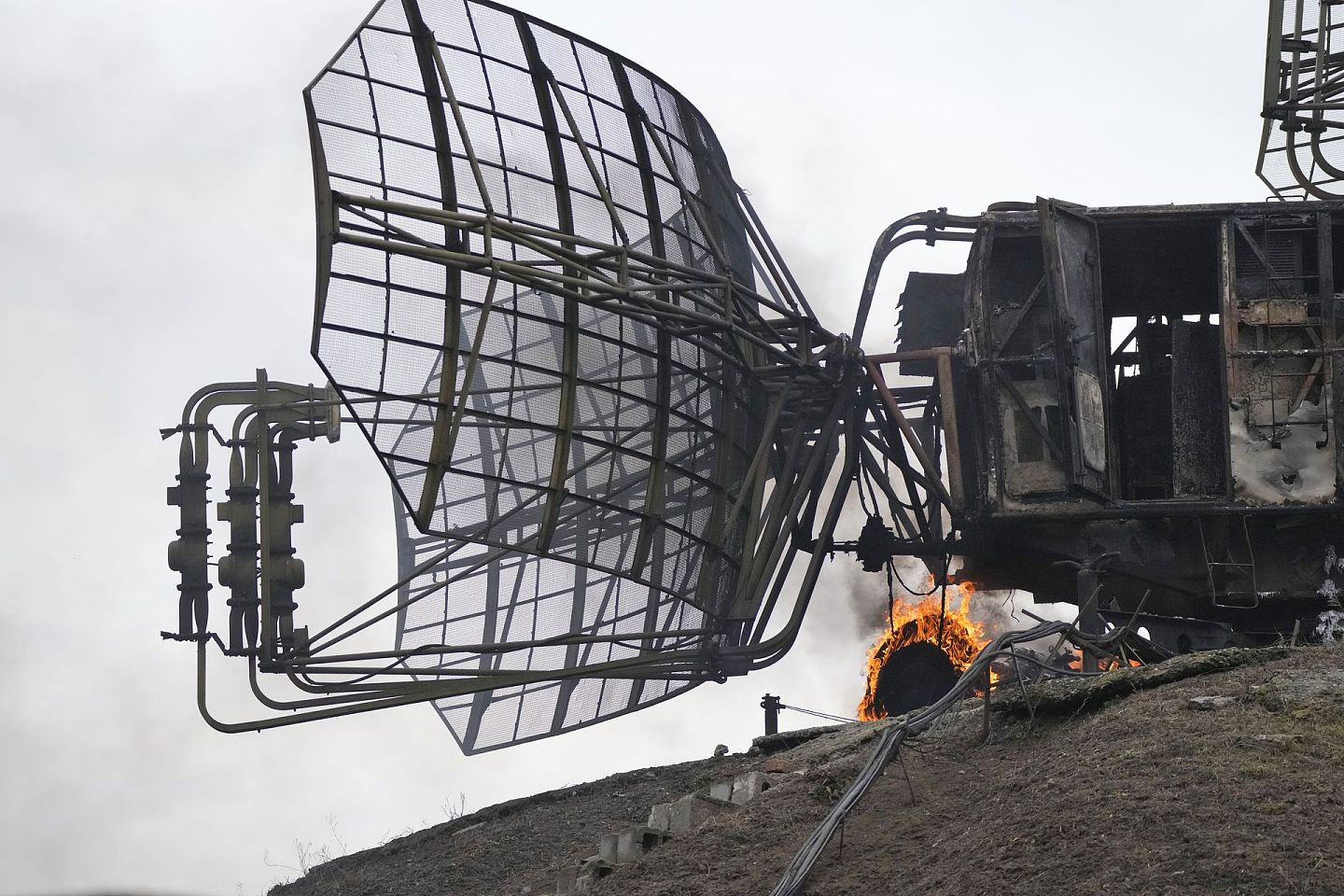 2022年2月24日，乌克兰马里乌波尔受损的雷达设备。（AP）