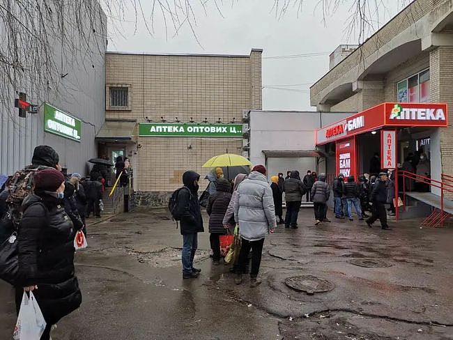 记者直击乌克兰首都现状：民众排队取款，抢物资（组图） - 7