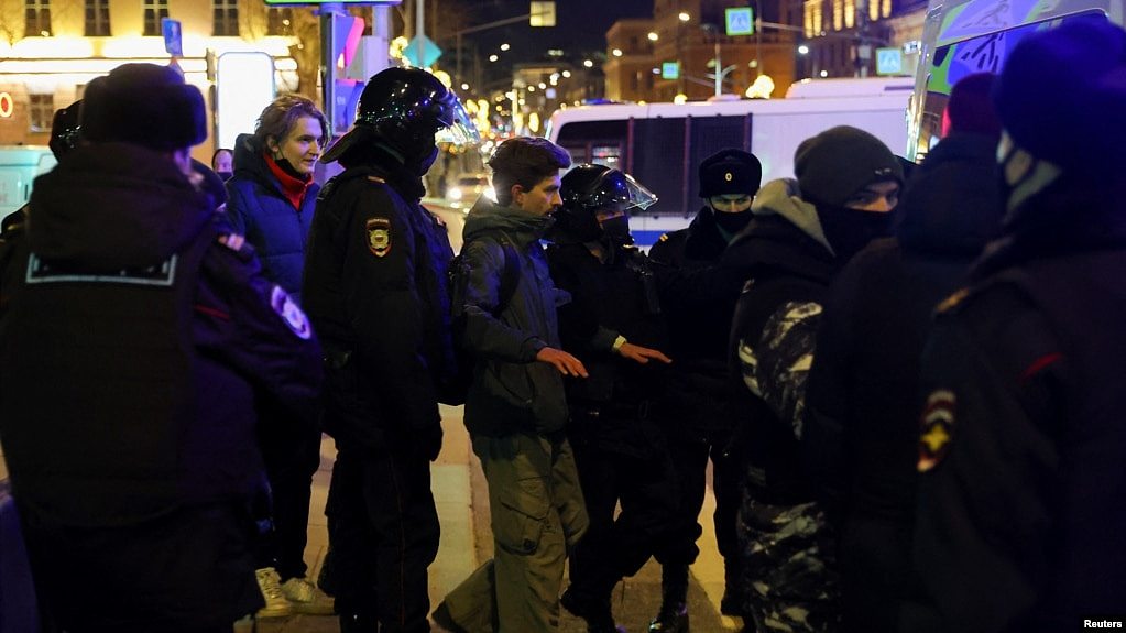 在俄罗斯对乌克兰发动军事行动后，在莫斯科的一次反战抗议期间，警察拘捕一人。(2022年2月24日)