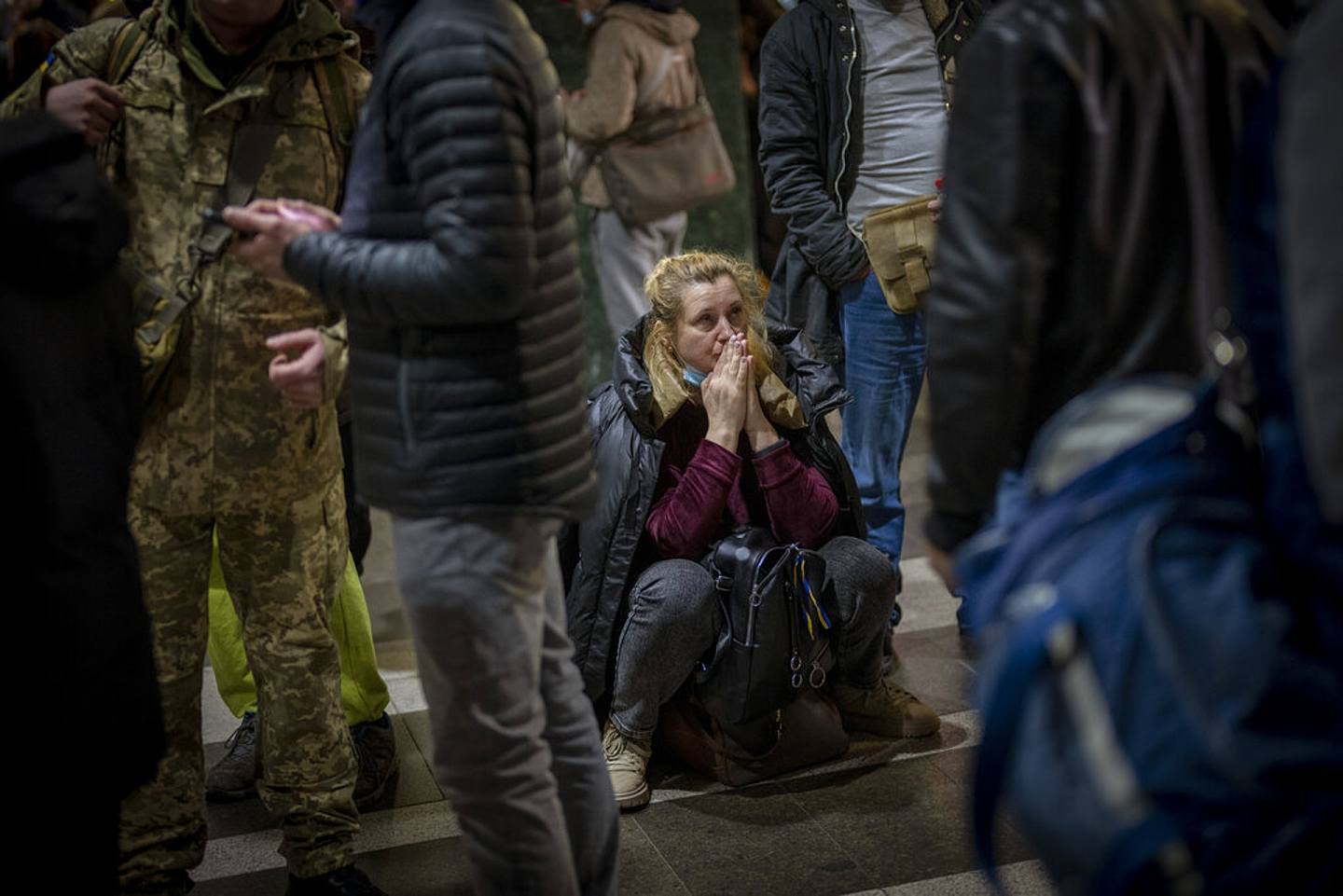 乌克兰局势：图为一名女子2月24日试图离开乌克兰基辅的情形，她当时在等候火车。 （AP）