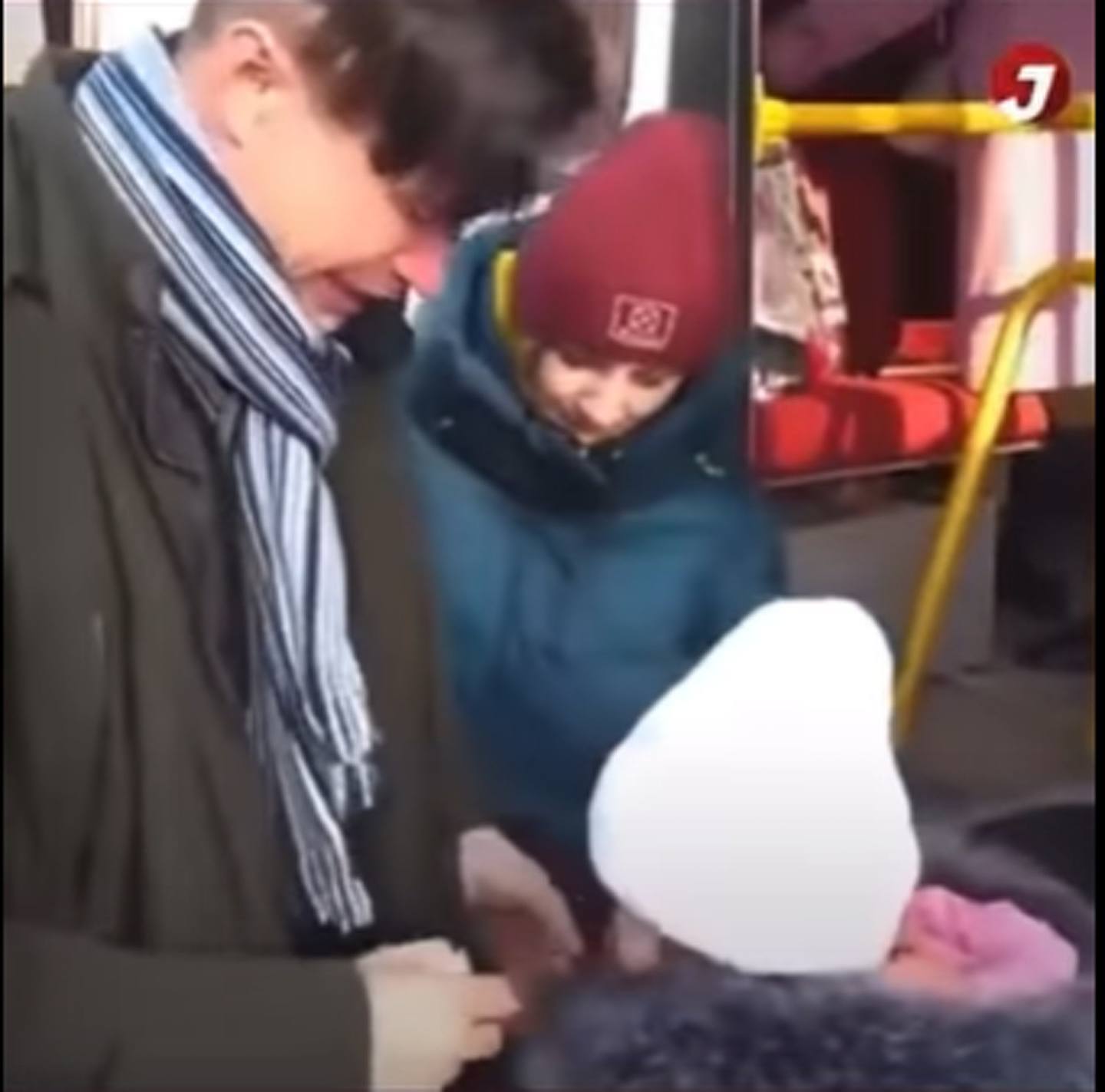 一条题为「乌克兰爸爸送家人到安全区，跟女儿道别，留下战斗」的影片，在外国网络疯传并引起极大回响。 （影片截图）
