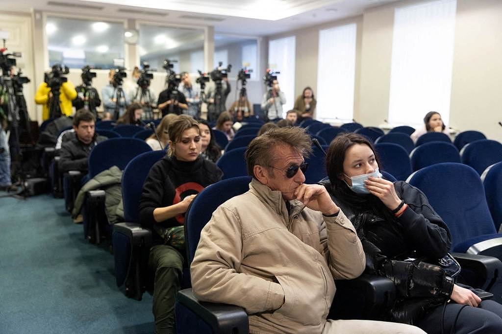 西恩潘现身乌克兰总统府记者会。 （图／达志影像）