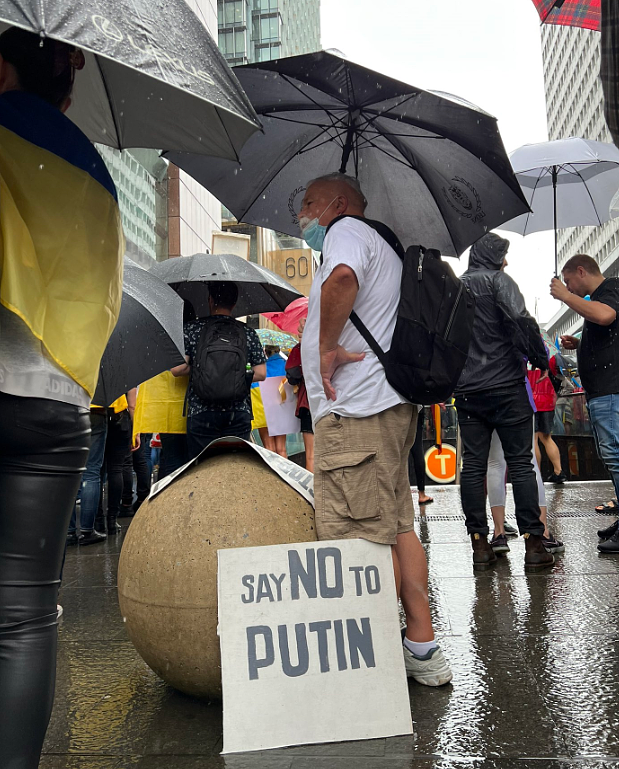 悉尼CBD爆发游行，示威者冒雨声援乌克兰，吁澳洲禁止俄罗斯人入境（视频/组图） - 3