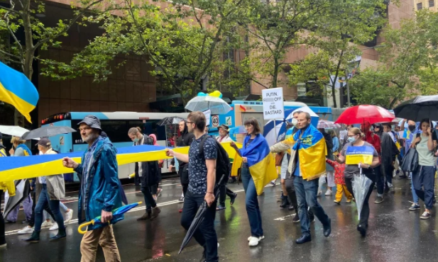 悉尼CBD爆发游行，示威者冒雨声援乌克兰，吁澳洲禁止俄罗斯人入境