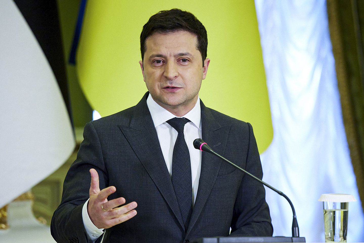 乌克兰总统弗拉基米尔·泽连斯基(Volodymyr zelensky)在俄罗斯军事行动后承认，乌克兰只能孤军奋战。（AP）
