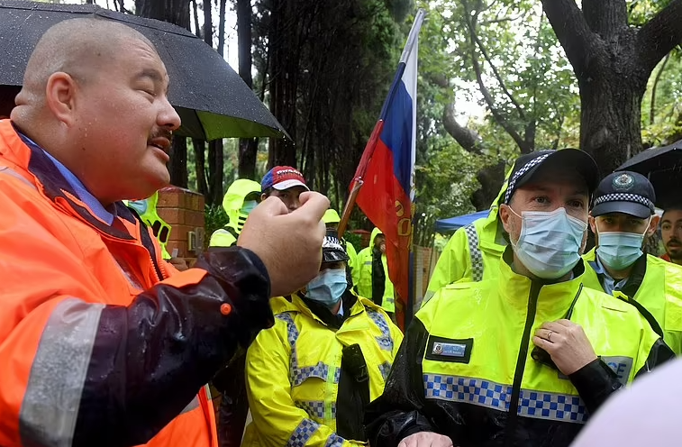  俄乌支持者在悉尼街头对峙，男子手持前苏联国旗声援普京
