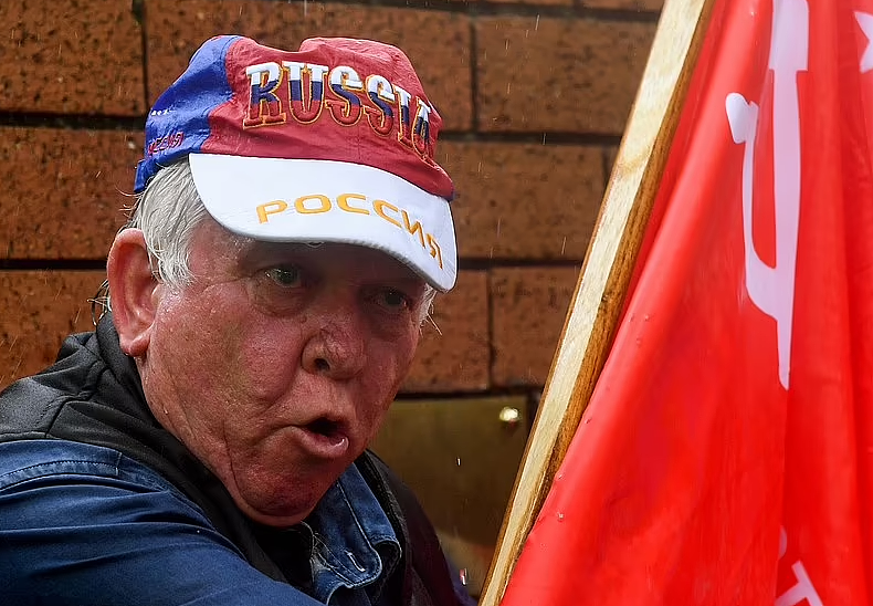 俄乌支持者在悉尼街头对峙，男子手持前苏联国旗声援普京（视频/组图） - 6