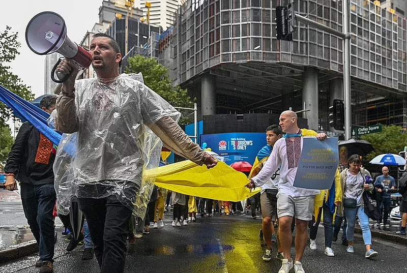 俄乌支持者在悉尼街头对峙，男子手持前苏联国旗声援普京（视频/组图） - 8