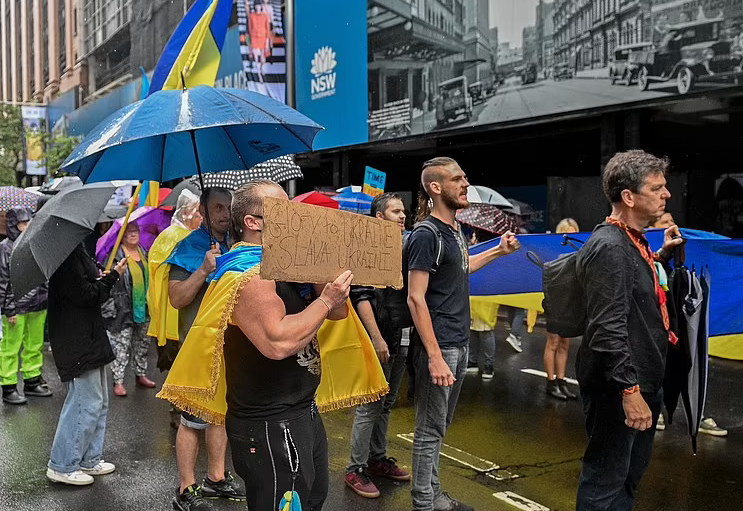  俄乌支持者在悉尼街头对峙，男子手持前苏联国旗声援普京