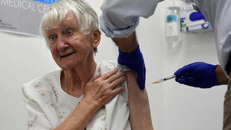 左右手同时打疫苗？澳政府：正为养老院住户接种新冠第四针及流感疫苗做准备（组图） - 2